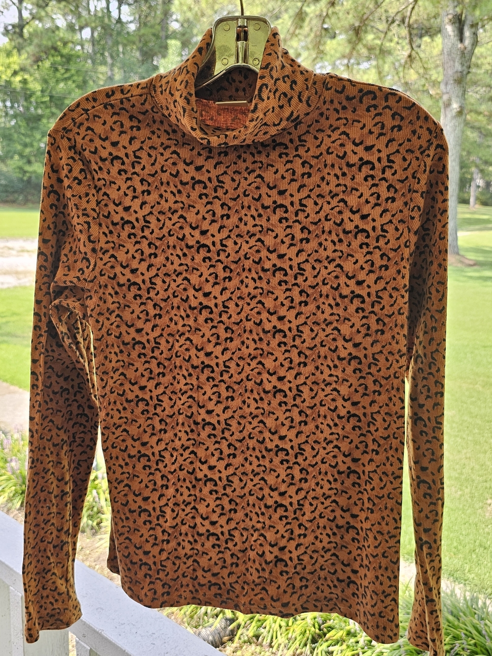 Women's Levi's Long-Sleeve Mock Neck Sweater in Rust Leopard Print Size- Large